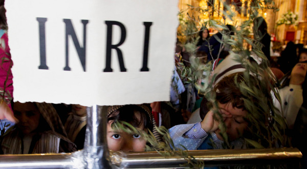 Reuters-Spain-Holy-Week-children-penitents-photog-Francisco-Bonilla