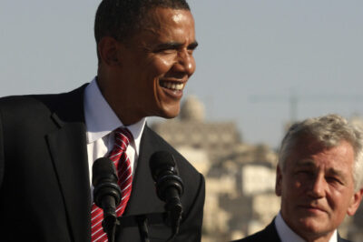 President Obama (l) and Senator Chuck Hagel