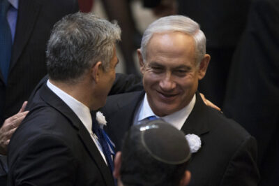 Yair Lapid (l) and Prime Minister Benjamin Netanyahu