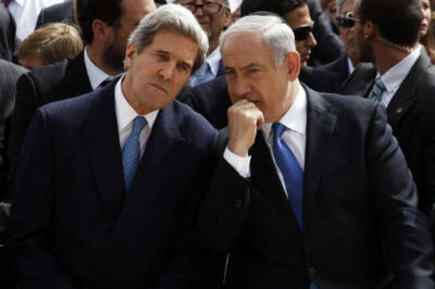 Israeli Prime Minister Benjamin Netanyahu (r) speaks with U.S. Secretary of State John Kerry during a ceremony marking Israel's annual day of Holocaust remembrance, at Yad Vashem in Jerusalem April 8, 2013.