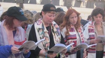 women at the wailing wall