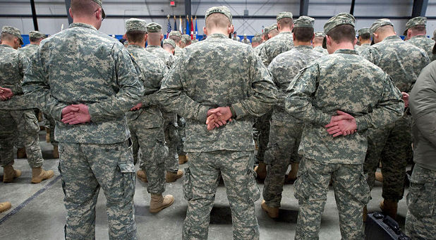 soldiers praying