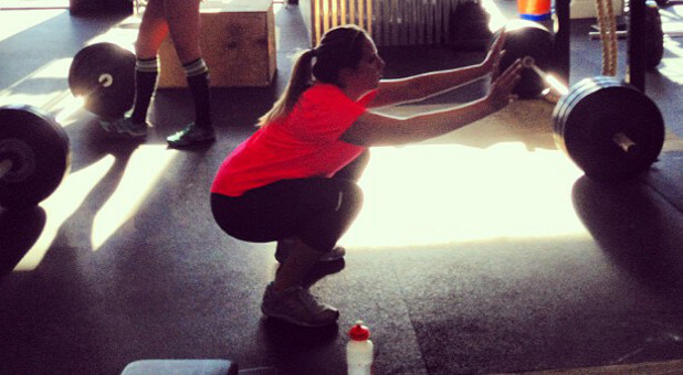 Alicia Ynostrosa performing a parallel air squat