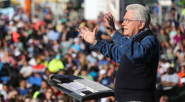 Luis Palau speaking in Anchorage, Alaska