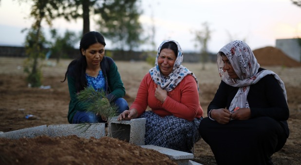 muslim women at grave