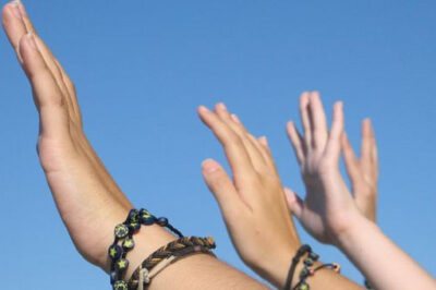 girls with hands raised to the sky