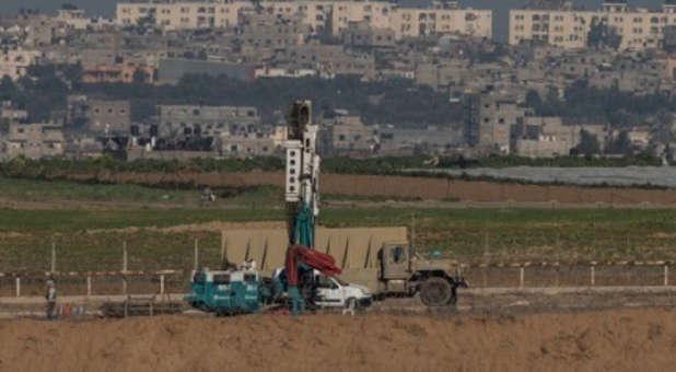 Israeli forces near the Gaza security fence