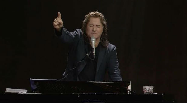 Kim Clement prophesying in 2014.