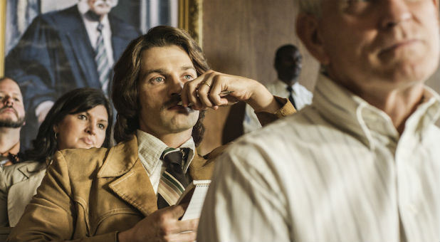 Mike Vogel as Lee Strobel