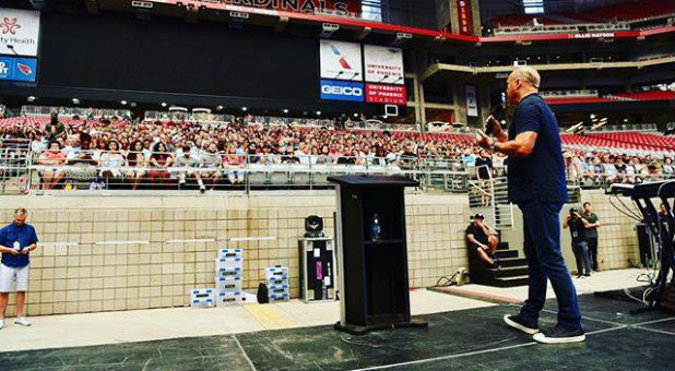 Greg Laurie speaks with volunteers for Harvest America.