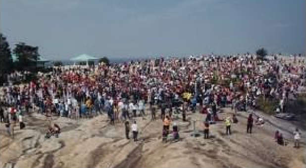 More than 2,000 Millennials ascended to the top of Stone Mountain on Aug. 25, 2018, to join more than 500 pastors to pray for racial reconciliation and healing during the OneRace event.