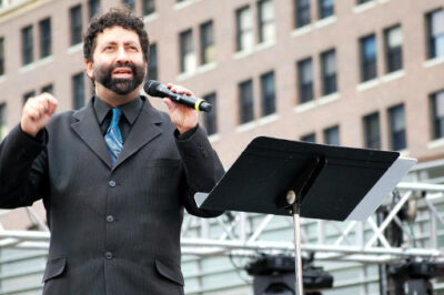 Jonathan Cahn’s ‘The Harbingers of Things to Come’ Unites People in Prayer, Praise and Worship at Movie Theaters