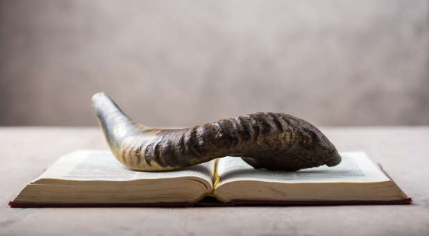 Shofar on Bible