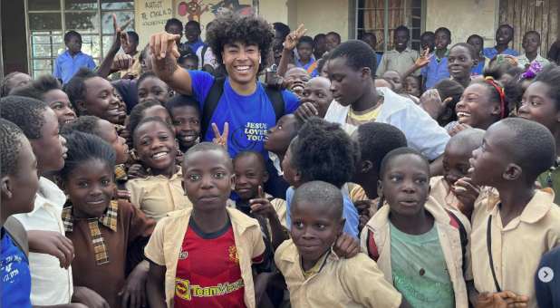 David Mapalo with a group of students