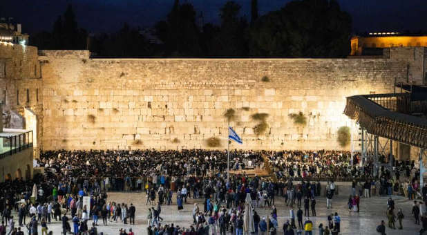 Thousands of Israelis Rally at Western Wall for ‘Prayer Warfare,’ Plead With God to Free Hostages